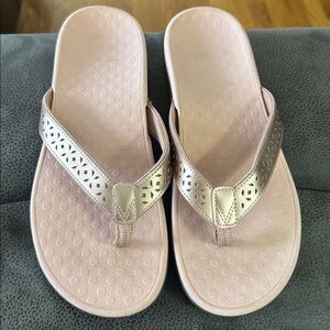Vionic Shona Supportive Sandal flip flop Sz 10